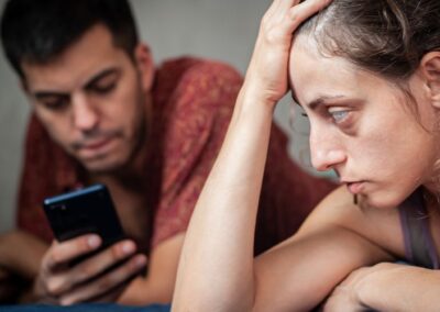 Riconoscere Segnali di Infedeltà: Strategie e Consigli per Affrontare Dubbi e Preoccupazioni