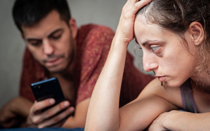Riconoscere Segnali di Infedeltà: Strategie e Consigli per Affrontare Dubbi e Preoccupazioni